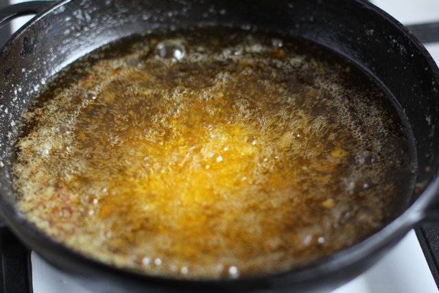 Топленое кипящее масло для приготовления пищи. Топленое масло подгорело. Фритюр смесь топленого сала. Топлёное маслице в нём горит янтарным огнём. Почему масло пригорает.